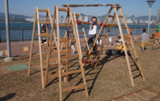 木梯橋板建設區：提供少量大型電纜轆，以及大量木梯、木板、車胎、竹等物資，配合繩子、索帶、魔術貼等工具，自製自創種種玩意，包括滑梯、鞦韆、攀爬架、平衡木等。