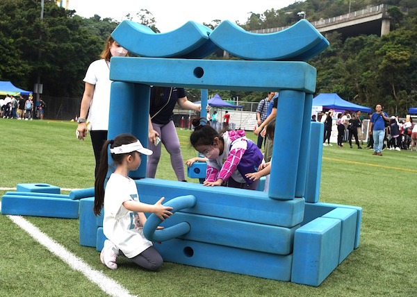 Imagination Playground：不同形狀的藍色積木可作堆疊、拼砌、連接，讓不同年齡的小朋友輕鬆打造遊戲小王國。