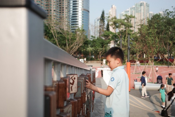 右側平台通道設置了可供配對的奧運項目組合的對對碰遊樂設施，以回應所在地區的主題心思。