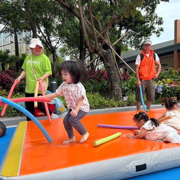 彈跳劍擊樂園：充氣彈床可供自由彈跳，配合棒棒軟條，化身劍擊選手，隨時彈跳出擊，份外刺激。