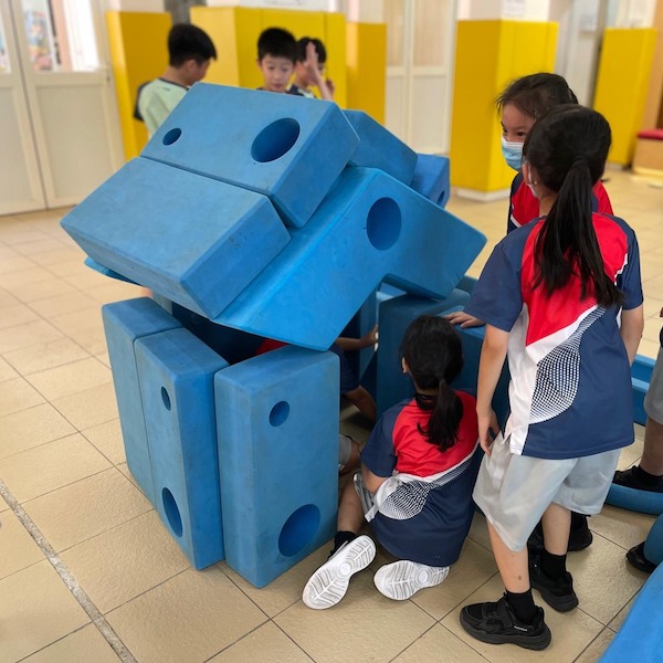 想像遊樂園：透過不同形狀的配件，讓小朋友發揮想像及創意，自由拼砌出獨一無二的遊戲，隨意變化不同玩法。