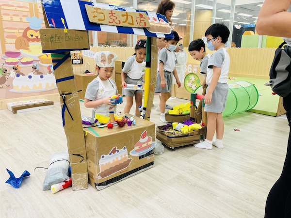 玩具圖書館定期更新主題，務求配合指定繪本，更不時提供扮演服飾，讓小朋友盡情投入角色，自由演繹故事。