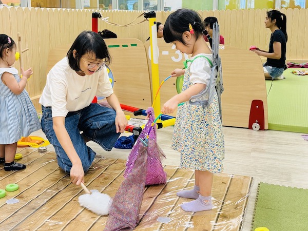 家長的積極參與：為了幫手盡快完成家務，小朋友雙手同時掃地，加上家長不遺餘力地幫助，你掃一角我掃一角，打掃也可變得更有趣更好玩！