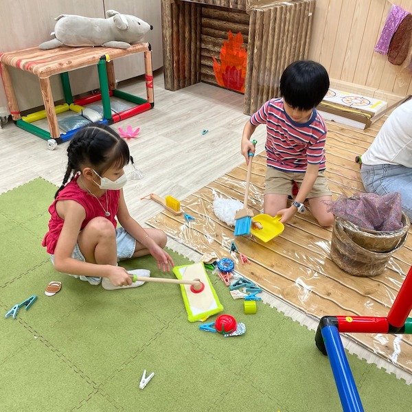 「唉……為何地上如此雜亂，衣夾、食物，甚麼都有？」小朋友代入了灰姑娘的角色，悲從中來，趕忙快手執拾。