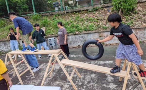 在「屋邨共享遊樂坊」中，我們提供形形色色的多元物資，不限玩法，可供小朋友隨意建構、創作、演繹、轉變成不同遊戲。