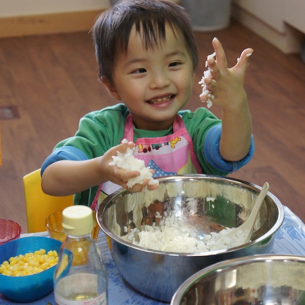 出動雙手五爪，感受不同食材的質感。