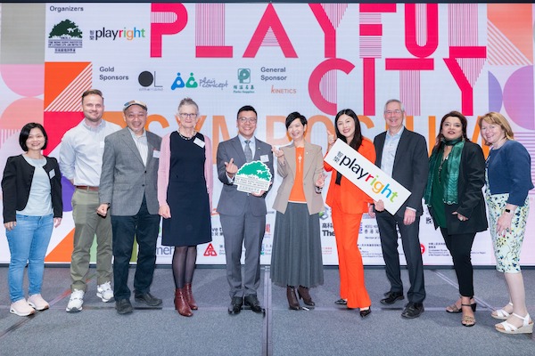 在智樂與香港園境師學會攜手合辦的Playful City Symposium中，主禮嘉賓房屋局局長何永賢女士(右五)與智樂主席馬慧敏女士(右四)、香港園境師學會會長陳元敬先生(左五)及一眾海外講者合照留念。