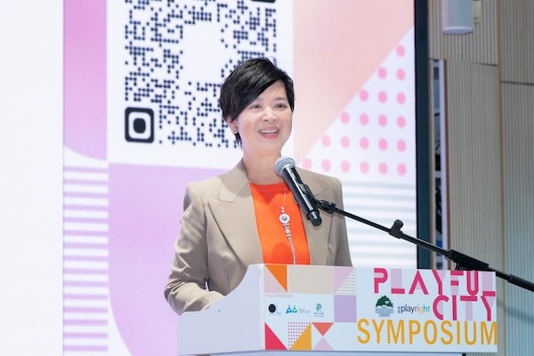 在智樂與香港園境師學會攜手合辦的Playful City Symposium中，主禮嘉賓房屋局局長何永賢女士分享《幸福設計指引》。