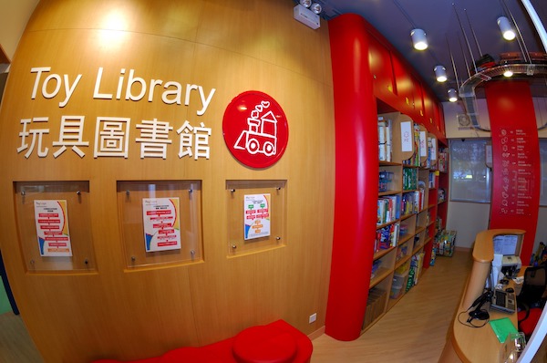 紙皮區：本為玩具圖書館，讓會員外借優質玩具，以玩具外型及遊戲模式作分類，引領家長按孩子能力、發展及興趣，選擇合適玩具，把遊戲延伸家中。