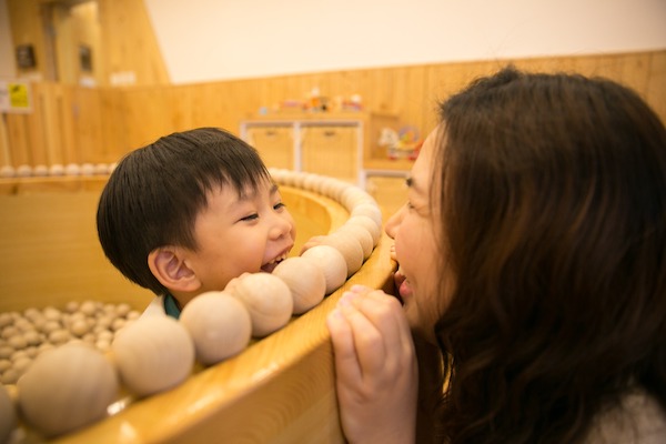 萬象館備有專為嬰幼兒而設的幼兒木玩閣，讓24個月或以下的小朋友在專屬環境中安心遊玩。